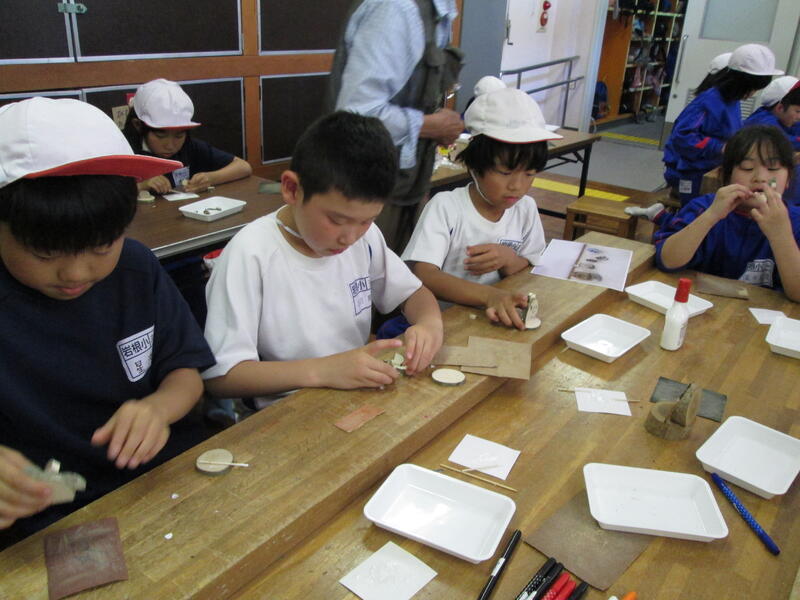 木工クラフトでは、自分たちの生活の中でも木を加工したものがあることを知りました。