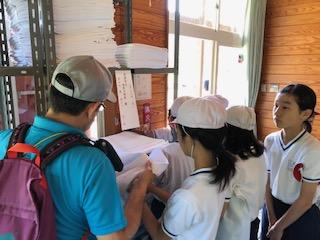 自然の家入所！海浜オリエンテーリングにトライしています。