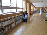 本棚の隅々まで消毒しました。