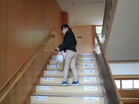 階段の手すりの消毒