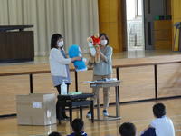 人形を使って気をつけることを分かりやすく