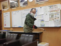 教頭先生もいっしょけんめいに消毒しています。