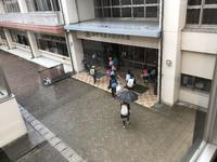 みんな昇降口にやってきます。