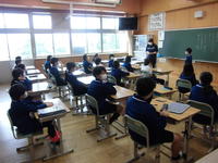 久しぶりの朝の会　みんな間あけて。。