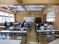 ５年生たちが聞いています。