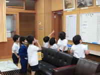 「うわぁ～、ふっるいしゃしんだぁ！」