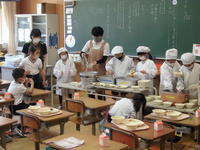 給食の準備中です。