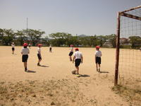 分散清掃でこちらは外でまだ休み時間