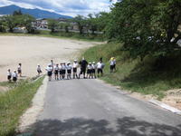 校庭を眺める子どもたち