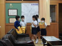 「なにきこうねぇ？」