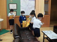 「りっぱなつくえ。ん？テーブル。」