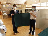 玄関に大小敷いてあります。