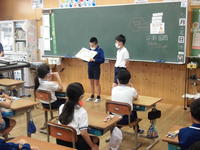 絵本をみんなに見えるように持って