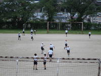 昼休みに校庭で元気に過ごしています。