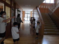 うわ、みんな緊張して待っていますねぇ。