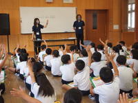 福祉についての説明を聞いています。