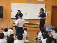 自分の考えを発表しています。