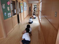 こっちの方まで並んで待っているのね。