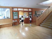 「は、いたくしない？」「だいじょうぶ、みるだけですよ」