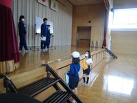 「ビンゴになった人はまえへ行ってください。」