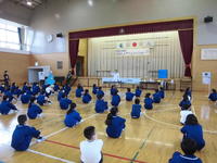 ５年生児童たち。わくわくの始まりです。