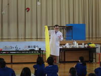 長い風船を一息で膨らませました。