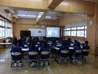 話を真剣に聞き入る6年生