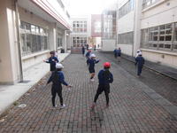 中庭でなわとびの練習中