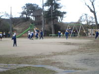 外でブランコや滑り台で元気に遊んでいます。