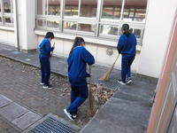 6年生たちがはいてくれています。