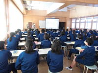 真剣に話を聞く６年生