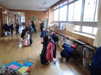 棚のおくまで、えらいねぇ。