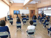 一部の児童は間近で聞けました。