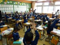 賛成の人はてをあげてください。「はーい！」