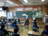 山﨑さんの読み聞かせの様子