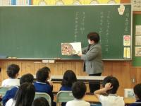 國分さんの読み聞かせの様子