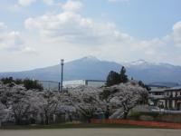 校庭から見た安達太良山
