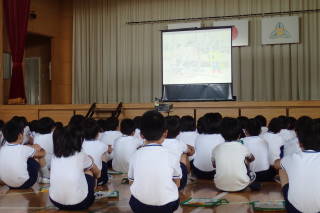 ３～６年生は，ＤＶＤ視聴