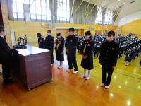 任命書を手渡されるところです。