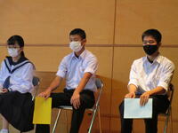 発表する代表生徒