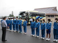 朝の出発のあいさつの様子