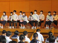 演説を待つ様子