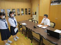 校長室にてあいさつ