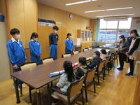 椅子に座って少し緊張してるみたい。