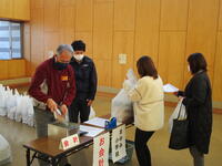 物品販売も距離をとって。。