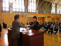 同窓会より記念品の贈呈