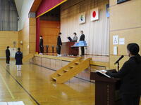 間隔を開けての登壇、証書授与