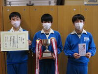 優勝のトロフィー、賞状、助成金