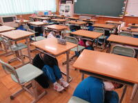 「地震発生！机の下に隠れてください。」