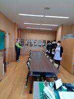 朝会の様子～保健指導の先生と生徒会代表～